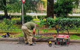 В Центральном районе Сочи ремонтируют ограждения вдоль дорог
