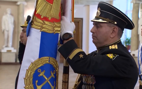 В День моряка‑надводника главком ВМФ вручил Боевое знамя училищу имени Фрунзе в Петербурге