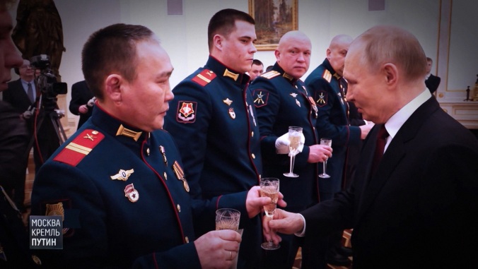 Владимир Путин поздравит страну с Днем защитника Отечества и вручит награды