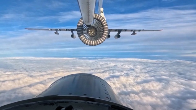 Экипажи Ту-142 Северного флота отработали дозаправку в воздухе